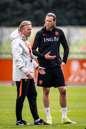 ZEIST - (lr) National coach Ronald Koeman of the Netherlands, Wout Weghorst, during the training of the Dutch national football team at the KNVB Campus in the run-up to the World Cup friendly against Norway on March 24, 2026 in Zeist, the Netherlands. (Photo by Stefan Koops EYE4IMAGES DeFodi Images) -