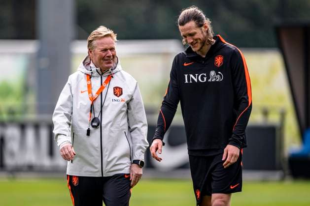 ZEIST - (lr) Netherlands national team, Nationalteam coach Ronald Koeman and Wout Weghorst of the Netherlands during the training of the Dutch national football team at the KNVB Campus in the run-up to the World Cup friendly against Norway on March 24, 2026 in Zeist, the Netherlands. (Photo by Stefan Koops EYE4IMAGES DeFodi Images) -