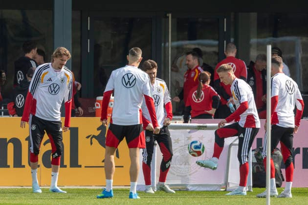Reportage 24.03.2026 Erstes Training der Männer Fußball Nationalmannschaft bei adidas in Herzogenaurach vor den Länderspielen gegen die Schweiz und Ghana Zu Beginn ein bisschen spielen mit dem Ball Herzogenaurach Bayern Deutschland