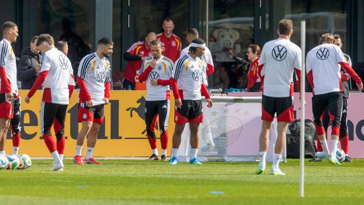 Reportage 24.03.2026 Erstes Training der Männer Fußball Nationalmannschaft bei adidas in Herzogenaurach vor den Länderspielen gegen die Schweiz und Ghana Zu Beginn ein bisschen spielen mit dem Ball Herzogenaurach Bayern Deutschland