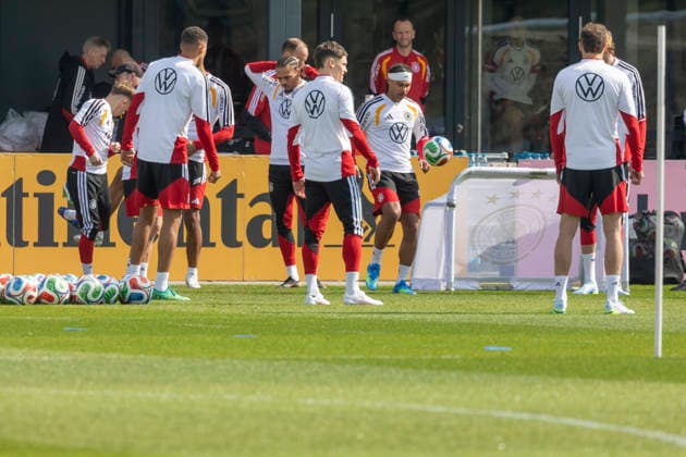 Reportage 24.03.2026 Erstes Training der Männer Fußball Nationalmannschaft bei adidas in Herzogenaurach vor den Länderspielen gegen die Schweiz und Ghana Zu Beginn ein bisschen spielen mit dem Ball Herzogenaurach Bayern Deutschland