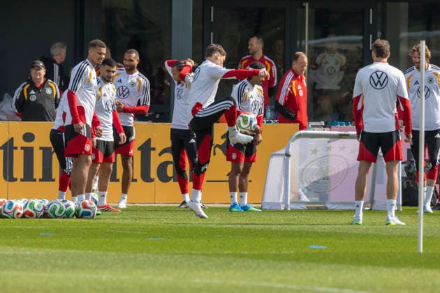 Reportage 24.03.2026 Erstes Training der Männer Fußball Nationalmannschaft bei adidas in Herzogenaurach vor den Länderspielen gegen die Schweiz und Ghana Zu Beginn ein bisschen spielen mit dem Ball Herzogenaurach Bayern Deutschland