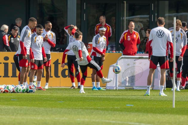 Reportage 24.03.2026 Erstes Training der Männer Fußball Nationalmannschaft bei adidas in Herzogenaurach vor den Länderspielen gegen die Schweiz und Ghana Zu Beginn ein bisschen spielen mit dem Ball Herzogenaurach Bayern Deutschland