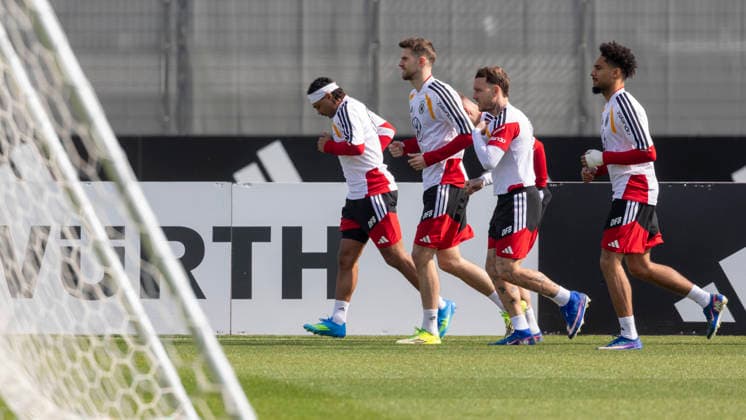 Reportage 24.03.2026 Erstes Training der Männer Fußball Nationalmannschaft bei adidas in Herzogenaurach vor den Länderspielen gegen die Schweiz und Ghana Warmlaufen mit Serge Gnabry, Anton Stach, Deniz Undav und Kevin Schade Herzogenaurach Bayern Deutschland
