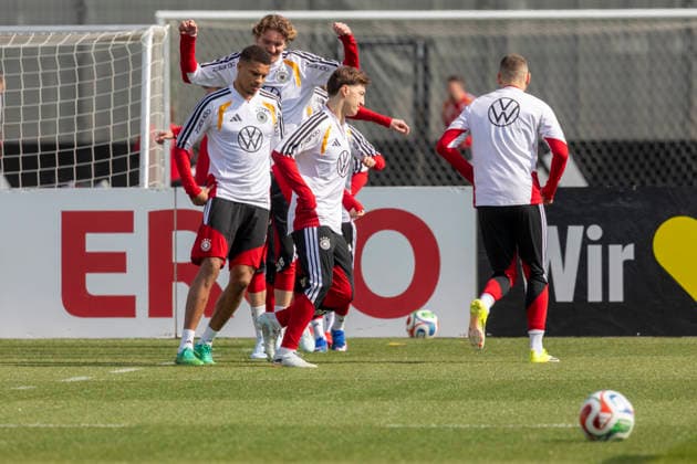 Reportage 24.03.2026 Erstes Training der Männer Fußball Nationalmannschaft bei adidas in Herzogenaurach vor den Länderspielen gegen die Schweiz und Ghana Dehnen, Aufwärmen in Kleingruppen Herzogenaurach Bayern Deutschland
