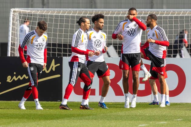 Reportage 24.03.2026 Erstes Training der Männer Fußball Nationalmannschaft bei adidas in Herzogenaurach vor den Länderspielen gegen die Schweiz und Ghana Dehnen, Aufwärmen in Kleingruppen Herzogenaurach Bayern Deutschland