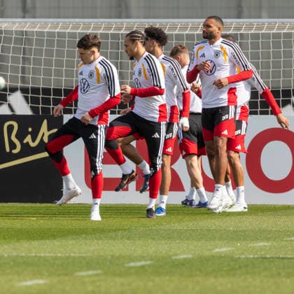 Reportage 24.03.2026 Erstes Training der Männer Fußball Nationalmannschaft bei adidas in Herzogenaurach vor den Länderspielen gegen die Schweiz und Ghana Dehnen, Aufwärmen in Kleingruppen Herzogenaurach Bayern Deutschland