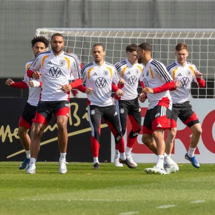 Reportage 24.03.2026 Erstes Training der Männer Fußball Nationalmannschaft bei adidas in Herzogenaurach vor den Länderspielen gegen die Schweiz und Ghana Dehnen, Aufwärmen in Kleingruppen Herzogenaurach Bayern Deutschland