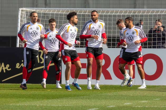 Reportage 24.03.2026 Erstes Training der Männer Fußball Nationalmannschaft bei adidas in Herzogenaurach vor den Länderspielen gegen die Schweiz und Ghana Dehnen, Aufwärmen in Kleingruppen Herzogenaurach Bayern Deutschland