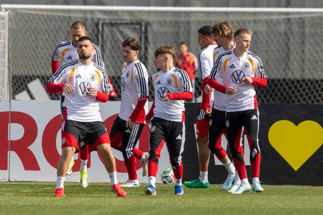 Reportage 24.03.2026 Erstes Training der Männer Fußball Nationalmannschaft bei adidas in Herzogenaurach vor den Länderspielen gegen die Schweiz und Ghana Dehnen, Aufwärmen in Kleingruppen Herzogenaurach Bayern Deutschland