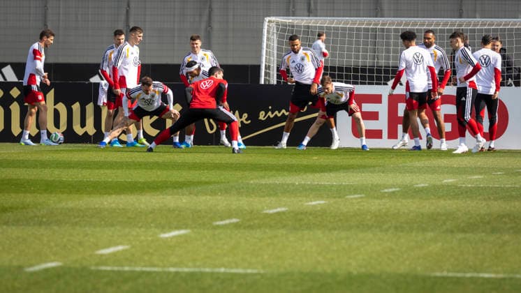 Reportage 24.03.2026 Erstes Training der Männer Fußball Nationalmannschaft bei adidas in Herzogenaurach vor den Länderspielen gegen die Schweiz und Ghana Dehnen, Aufwärmen in Kleingruppen Herzogenaurach Bayern Deutschland