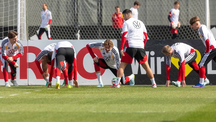 Reportage 24.03.2026 Erstes Training der Männer Fußball Nationalmannschaft bei adidas in Herzogenaurach vor den Länderspielen gegen die Schweiz und Ghana Dehnen, Aufwärmen in Kleingruppen Herzogenaurach Bayern Deutschland