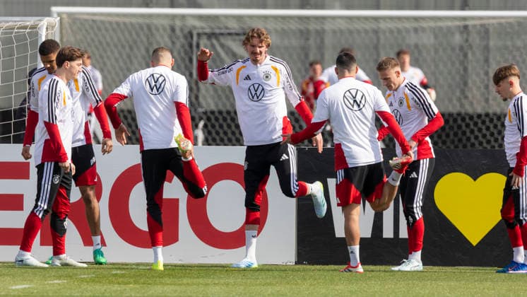 Reportage 24.03.2026 Erstes Training der Männer Fußball Nationalmannschaft bei adidas in Herzogenaurach vor den Länderspielen gegen die Schweiz und Ghana Dehnen, Aufwärmen in Kleingruppen Herzogenaurach Bayern Deutschland