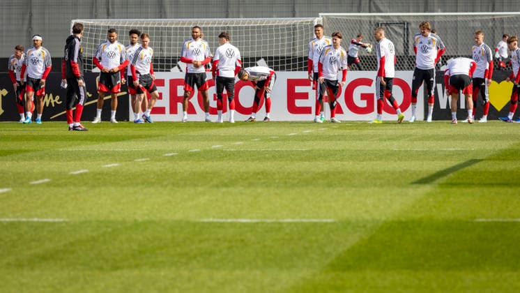 Reportage 24.03.2026 Erstes Training der Männer Fußball Nationalmannschaft bei adidas in Herzogenaurach vor den Länderspielen gegen die Schweiz und Ghana Dehnen, Aufwärmen in Kleingruppen Herzogenaurach Bayern Deutschland