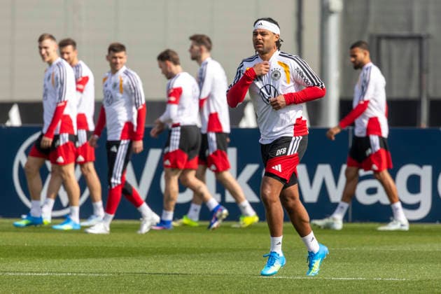 Reportage 24.03.2026 Erstes Training der Männer Fußball Nationalmannschaft bei adidas in Herzogenaurach vor den Länderspielen gegen die Schweiz und Ghana Im Vordergrund Serge Gnabry Herzogenaurach Bayern Deutschland