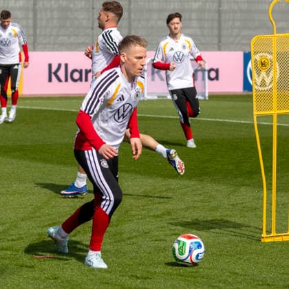 Reportage 24.03.2026 Erstes Training der Männer Fußball Nationalmannschaft bei adidas in Herzogenaurach vor den Länderspielen gegen die Schweiz und Ghana Chris Führich am Ball Herzogenaurach Bayern Deutschland