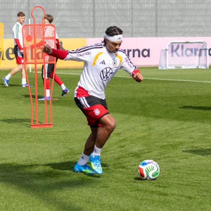 Reportage 24.03.2026 Erstes Training der Männer Fußball Nationalmannschaft bei adidas in Herzogenaurach vor den Länderspielen gegen die Schweiz und Ghana Serge Gnabry trainiert am Ball Herzogenaurach Bayern Deutschland