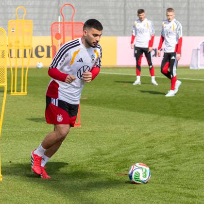 Reportage 24.03.2026 Erstes Training der Männer Fußball Nationalmannschaft bei adidas in Herzogenaurach vor den Länderspielen gegen die Schweiz und Ghana Wieder dabei: Deniz Undav am Ball Herzogenaurach Bayern Deutschland