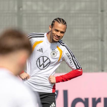 Reportage 24.03.2026 Erstes Training der Männer Fußball Nationalmannschaft bei adidas in Herzogenaurach vor den Länderspielen gegen die Schweiz und Ghana Lässt sich mal wieder blicken: Leroy SanÃ Herzogenaurach Bayern Deutschland