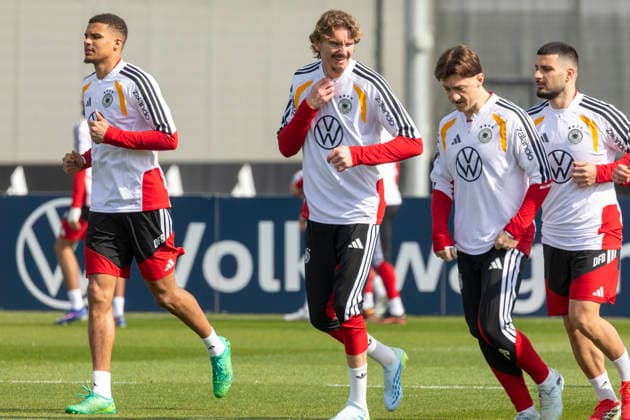 Reportage 24.03.2026 Erstes Training der Männer Fußball Nationalmannschaft bei adidas in Herzogenaurach vor den Länderspielen gegen die Schweiz und Ghana Warmlaufen mit Malick Thiaw, Nick Woltemade, Angelo Stiller und Deniz Undav Herzogenaurach Bayern Deutschland