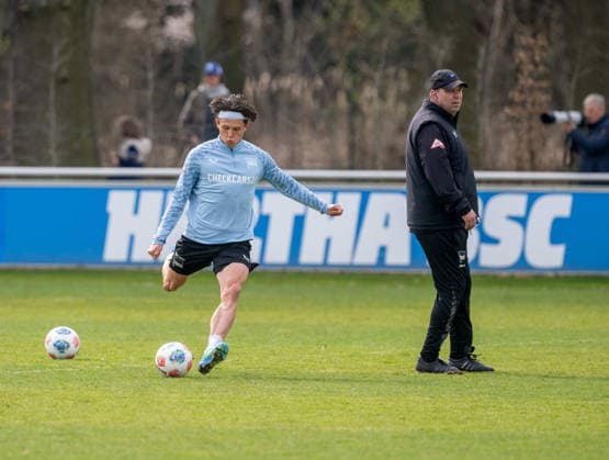 Fussball, Herren, Saison 2025 26, 2. Bundesliga, Hertha BSC, Training, v.l. Fabian Reese (Hertha BSC), Torwarttrainer Andreas Menger (Hertha BSC), 24.03. 2026,