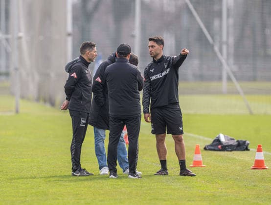 Fussball, Herren, Saison 2025 26, 2. Bundesliga, Hertha BSC, Training, v.l. Trainer Stefan Leitl (Hertha BSC), Sportdirektor Benjamin Weber (Hertha BSC), Michael Hartmann (Übergangstrainer Profis Talente, Hertha BSC), Hospitant Malik Fathi (Co-Trainer, VfB Stuttgart), 24.03. 2026,