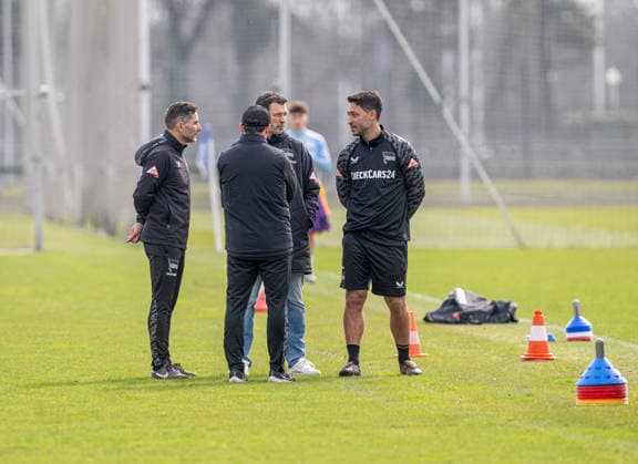 Fussball, Herren, Saison 2025 26, 2. Bundesliga, Hertha BSC, Training, v.l. Trainer Stefan Leitl (Hertha BSC), Michael Hartmann (Übergangstrainer Profis Talente, Hertha BSC), Sportdirektor Benjamin Weber (Hertha BSC), Hospitant Malik Fathi (Co-Trainer, VfB Stuttgart), 24.03. 2026,