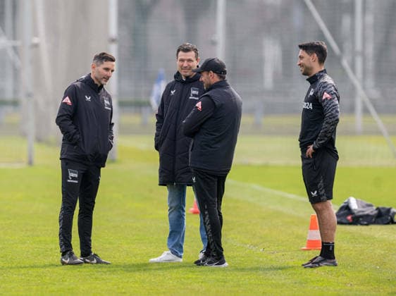 Fussball, Herren, Saison 2025 26, 2. Bundesliga, Hertha BSC, Training, v.l. Trainer Stefan Leitl (Hertha BSC), Sportdirektor Benjamin Weber (Hertha BSC), Michael Hartmann (Übergangstrainer Profis Talente, Hertha BSC), Hospitant Malik Fathi (Co-Trainer, VfB Stuttgart), 24.03. 2026,