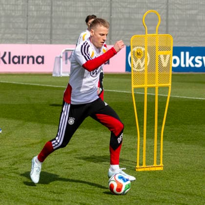 Reportage 24.03.2026 Erstes Training der Männer Fußball Nationalmannschaft bei adidas in Herzogenaurach vor den Länderspielen gegen die Schweiz und Ghana Chris Führich am Ball Herzogenaurach Bayern Deutschland