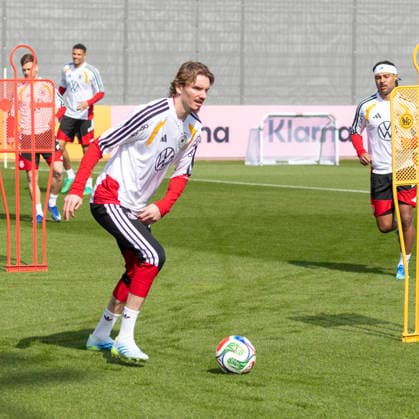 Reportage 24.03.2026 Erstes Training der Männer Fußball Nationalmannschaft bei adidas in Herzogenaurach vor den Länderspielen gegen die Schweiz und Ghana Nick Woltemade am Ball Herzogenaurach Bayern Deutschland