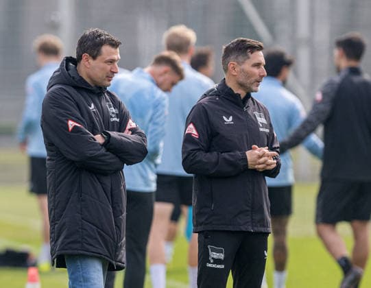 Fussball, Herren, Saison 2025 26, 2. Bundesliga, Hertha BSC, Training, v.l. Sportdirektor Benjamin Weber (Hertha BSC), Trainer Stefan Leitl (Hertha BSC), 24.03. 2026,