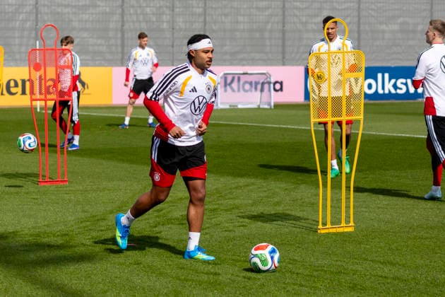 Reportage 24.03.2026 Erstes Training der Männer Fußball Nationalmannschaft bei adidas in Herzogenaurach vor den Länderspielen gegen die Schweiz und Ghana Serge Gnabry trainiert am Ball Herzogenaurach Bayern Deutschland
