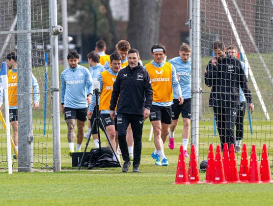 Fussball, Herren, Saison 2025 26, 2. Bundesliga, Hertha BSC, Training, v.l. Kevin Sessa (Hertha BSC), Diego Demme (Hertha BSC), Trainer Stefan Leitl (Hertha BSC), Fabian Reese (Hertha BSC), Co-Trainer Andre Mijatovic (Hertha BSC), 24.03. 2026,