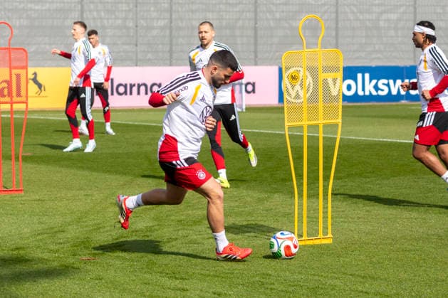 Reportage 24.03.2026 Erstes Training der Männer Fußball Nationalmannschaft bei adidas in Herzogenaurach vor den Länderspielen gegen die Schweiz und Ghana Wieder dabei: Deniz Undav am Ball Herzogenaurach Bayern Deutschland