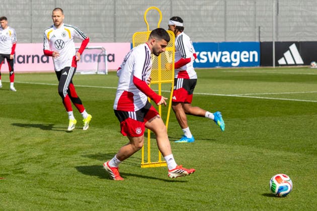 Reportage 24.03.2026 Erstes Training der Männer Fußball Nationalmannschaft bei adidas in Herzogenaurach vor den Länderspielen gegen die Schweiz und Ghana Wieder dabei: Deniz Undav am Ball Herzogenaurach Bayern Deutschland