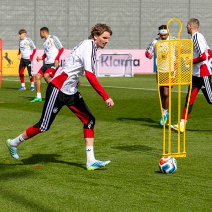 Reportage 24.03.2026 Erstes Training der Männer Fußball Nationalmannschaft bei adidas in Herzogenaurach vor den Länderspielen gegen die Schweiz und Ghana Nick Woltemade am Ball Herzogenaurach Bayern Deutschland