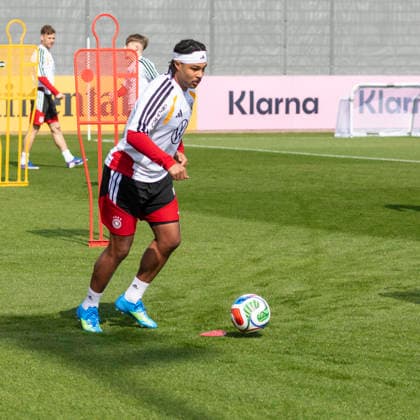 Reportage 24.03.2026 Erstes Training der Männer Fußball Nationalmannschaft bei adidas in Herzogenaurach vor den Länderspielen gegen die Schweiz und Ghana Serge Gnabry trainiert am Ball Herzogenaurach Bayern Deutschland