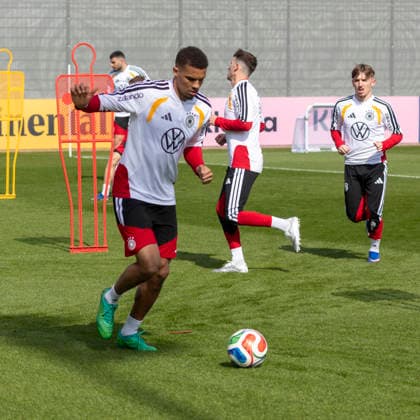 Reportage 24.03.2026 Erstes Training der Männer Fußball Nationalmannschaft bei adidas in Herzogenaurach vor den Länderspielen gegen die Schweiz und Ghana Malick Thiaw am Ball Herzogenaurach Bayern Deutschland
