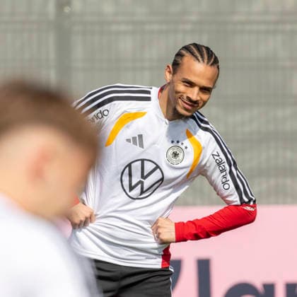 Reportage 24.03.2026 Erstes Training der Männer Fußball Nationalmannschaft bei adidas in Herzogenaurach vor den Länderspielen gegen die Schweiz und Ghana Lässt sich mal wieder blicken: Leroy SanÃ Herzogenaurach Bayern Deutschland