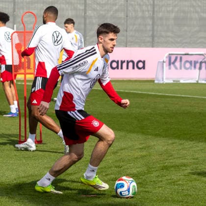 Reportage 24.03.2026 Erstes Training der Männer Fußball Nationalmannschaft bei adidas in Herzogenaurach vor den Länderspielen gegen die Schweiz und Ghana Anton Stach am Ball Herzogenaurach Bayern Deutschland