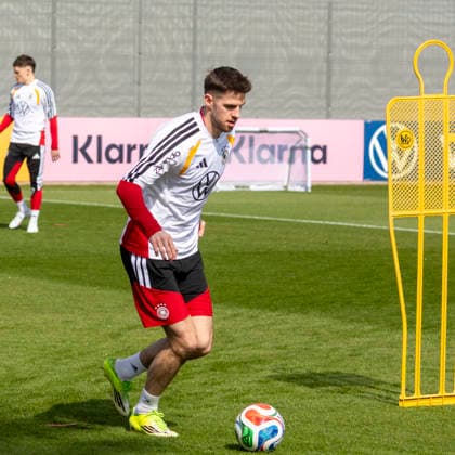 Reportage 24.03.2026 Erstes Training der Männer Fußball Nationalmannschaft bei adidas in Herzogenaurach vor den Länderspielen gegen die Schweiz und Ghana Anton Stach am Ball Herzogenaurach Bayern Deutschland
