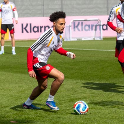 Reportage 24.03.2026 Erstes Training der Männer Fußball Nationalmannschaft bei adidas in Herzogenaurach vor den Länderspielen gegen die Schweiz und Ghana Kevin Schade am Ball Herzogenaurach Bayern Deutschland
