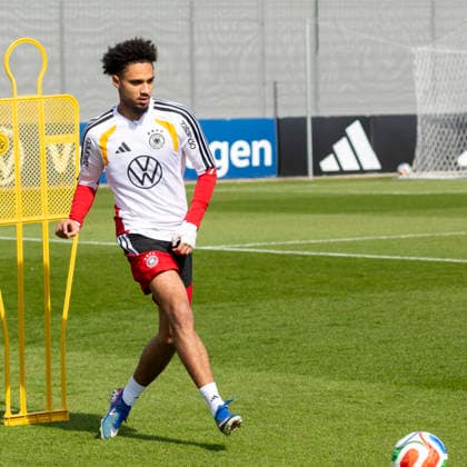 Reportage 24.03.2026 Erstes Training der Männer Fußball Nationalmannschaft bei adidas in Herzogenaurach vor den Länderspielen gegen die Schweiz und Ghana Kevin Schade am Ball Herzogenaurach Bayern Deutschland