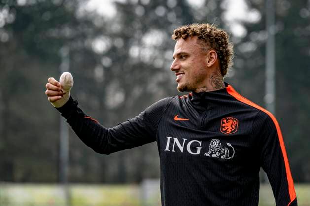 ZEIST - Noa Lang of the Netherlands with his thumb in a bandage during the training of the Dutch national football team at the KNVB Campus in the run-up to the World Cup friendly against Norway on March 24, 2026 in Zeist, the Netherlands. (Photo by Stefan Koops EYE4IMAGES DeFodi Images) -