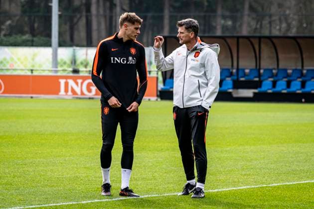 ZEIST - (lr) Mickey van de Ven of the Netherlands and Assistant Coach Wim Jonk of the Dutch national team, Nationalteam during the training of the Dutch national football team at the KNVB Campus in the run-up to the World Cup friendly against Norway on March 24, 2026 in Zeist, the Netherlands. (Photo by Stefan Koops EYE4IMAGES DeFodi Images) -