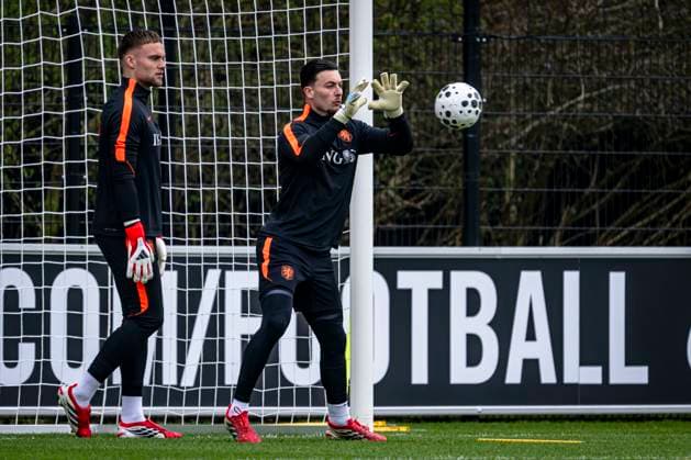 ZEIST - (lr) Netherlands goalkeeper Bart Verbruggen and Netherlands goalkeeper Justin Bijlow during the training of the Dutch national football team at the KNVB Campus in the run-up to the World Cup friendly against Norway on March 24, 2026 in Zeist, the Netherlands. (Photo by Stefan Koops EYE4IMAGES DeFodi Images) -