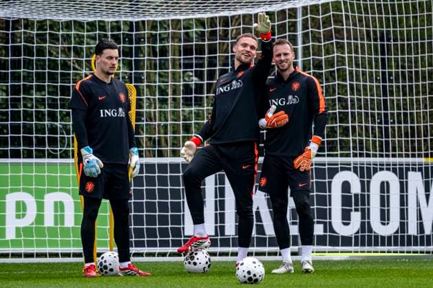 ZEIST - (lr) Netherlands goalkeeper Justin Bijlow, Netherlands goalkeeper Bart Verbruggen and Netherlands goalkeeper Mark Flekken during the training of the Dutch national football team at the KNVB Campus in the run-up to the World Cup friendly against Norway on March 24, 2026 in Zeist, the Netherlands. (Photo by Stefan Koops EYE4IMAGES DeFodi Images) -