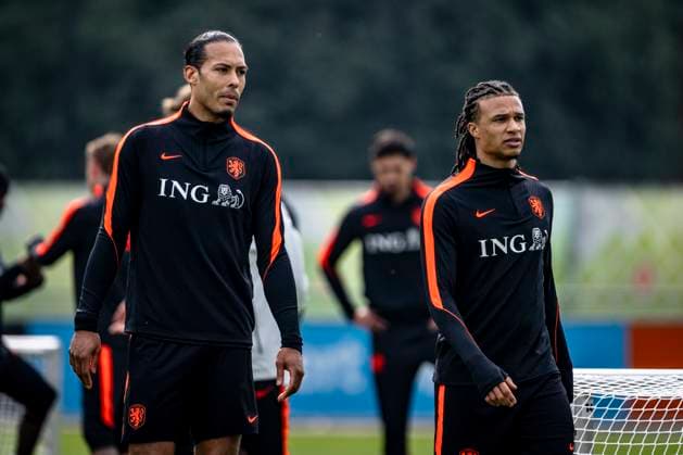 ZEIST - (lr) Virgil van Dijk of the Netherlands and Nathan Ake of the Netherlands during the training of the Dutch national football team at the KNVB Campus in the run-up to the World Cup friendly against Norway on March 24, 2026 in Zeist, the Netherlands. (Photo by Stefan Koops EYE4IMAGES DeFodi Images) -