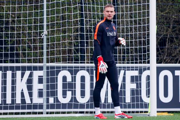 goalkeeper Bart Verbruggen of the Netherlands looks on Training Session of the Netherlands national team, Nationalteam Netherlands Training Session and press conference, PK, Pressekonferenz Netherlands Training Session and Press Conference, KNVB Campus, March 24, 2026, Zeist, Netherlands.