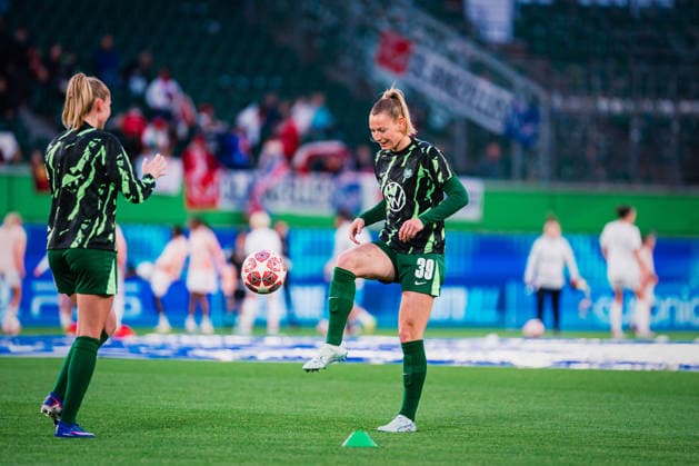UWCL: VfL Wolfsburg vs. OL Lyonnes, 24.03.2026 Sarai Linder (VfL Wolfsburg, 39) beim Aufwärmen; UEFA Women s Champions League, Viertelfinale, Hinspiel: VfL Wolfsburg vs. OL Lyonnes am 24.03.2026 in der Volkswagen Arena, Wolfsburg DFB DFL REGULATIONS PROHIBIT ANY USE OF PHOTOGRAPHS AS IMAGE SEQUENCES AND OR QUASI-VIDEO. Copyright: xBEAUTIFULxSPORTS Tonhäuserx
